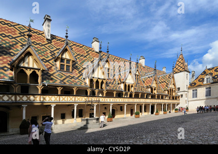 Beaune, Hospices de Beaune, Hotel Dieu, Dach in lackierten Fliesen mehrfarbig im Innenhof. Cote d'Or. Bourgogne Franche Comte. Frankreich Stockfoto