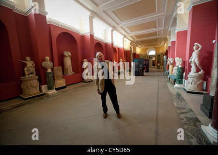 John Carey Author und Kritiker besucht das Ashmolean Museum, Oxford, England, Intelligent Life Magazine. 11. Oktober 2011 fotografiert von Brian Harris. Stockfoto