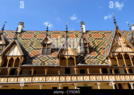 Beaune, Hospices de Beaune, Hotel Dieu, Dach in lackierten Fliesen mehrfarbig im Innenhof. Cote d'Or. Bourgogne Franche Comte. Frankreich Stockfoto