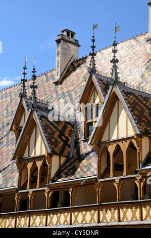 Beaune, Hospices de Beaune, Hotel Dieu, Dach in lackierten Fliesen mehrfarbig im Innenhof. Cote d'Or. Bourgogne Franche Comte. Frankreich Stockfoto