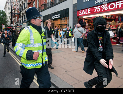 Anarchist Black Bloc stören gegen Sparpolitik und anti-Kürzungen Protest organisiert von der TUC marschierten durch durch die Londoner Stockfoto