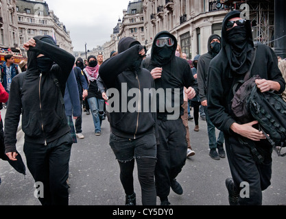 Anarchist Black Bloc stören gegen Sparpolitik und anti-Kürzungen Protest organisiert von der TUC marschierten durch die Londoner Oktober 201 Stockfoto