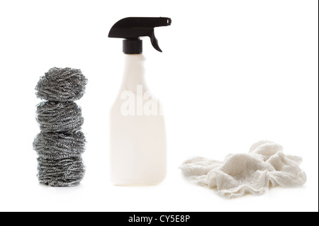 Sprühflasche Reinigungs- und Scheuern Pads isoliert auf weißem Hintergrund Stockfoto