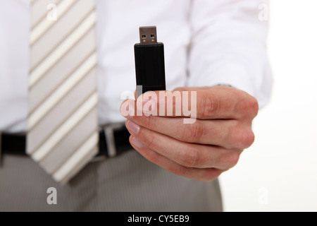 Geschäftsmann mit einem USB-stick Stockfoto