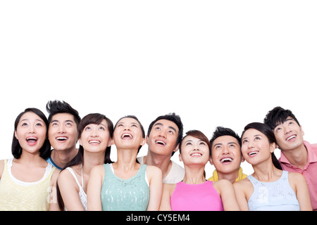Glückliche junge Freunde nachschlagen Stockfoto