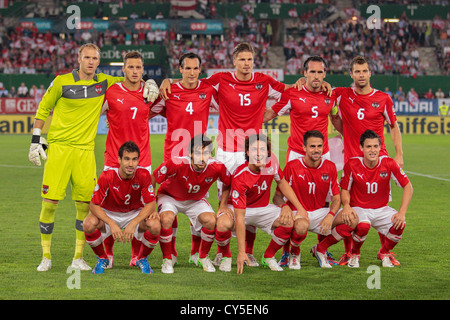 Wien, Österreich - SEPTEMBER 11 der österreichische während die Nationalhymne vor der WC-Qualifikation-Fußball-Spiel. Stockfoto