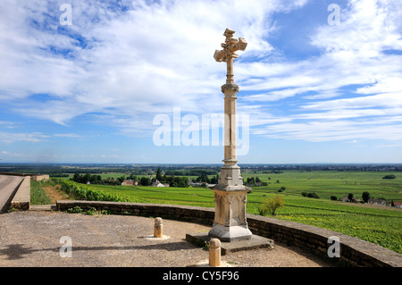 Kreuz (Croix de Charlemagne) mit Blick auf den Weinberg Cotes de Beaune. Cote d'Or. Bourgogne Franche Comte. Frankreich Stockfoto