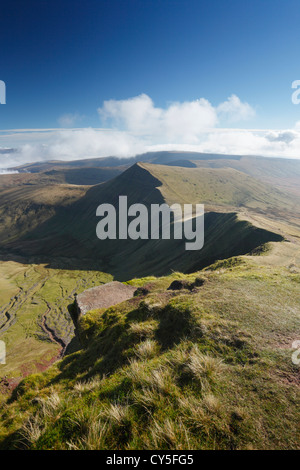 Blick Richtung Cribyn vom Gipfel des Pen y Fan. Brecon Beacons National Park. Powys. Wales. VEREINIGTES KÖNIGREICH. Stockfoto