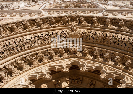 Kunstvolle plastische Details der Haupteingang der Kathedrale Kaptol, Zagreb, Kroatien Stockfoto