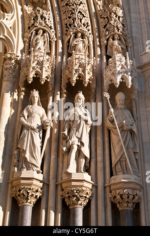 Kunstvolle plastische Details der Haupteingang der Kathedrale Kaptol, Zagreb, Kroatien Stockfoto