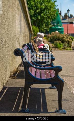 Eine Sitzreihe mit einem älteren Ehepaar sitzen. Stockfoto