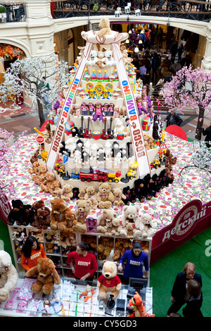 Stall Verkauf Teddybären im Einkaufszentrum GUM, Moskau Stockfoto