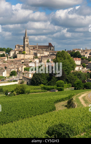 Das Dorf Saint-Emilion mit der Aufschrift Les Plus Beaux Villages de France, UNESCO-Weltkulturerbe, Gironde, Nouvelle Aquitaine, Frankreich, Europa Stockfoto