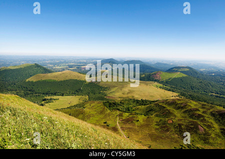 Blick vom Puy de Dome auf die Vulkanlandschaft der Chaine des Puys, Auvergne, Frankreich, Europa Stockfoto