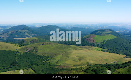 Blick vom Puy de Dome auf die Vulkanlandschaft der Chaine des Puys, Auvergne, Frankreich, Europa Stockfoto