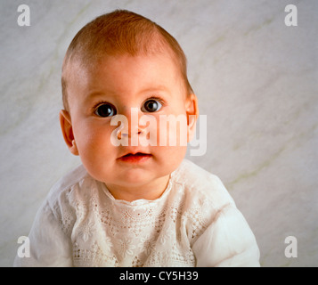 SECHS MONATE ALTES BABYMÄDCHEN Stockfoto