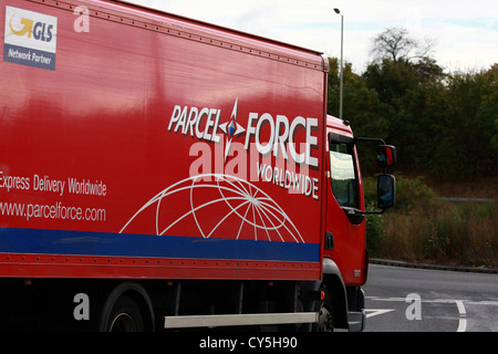 Ein Parcel Force LKW Reisen entlang einer Straße in London, England Stockfoto