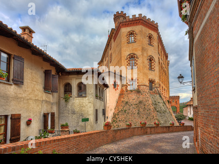 Schmalen gepflasterten Straße unter alten Häuser führenden nach alten Schlosse in Stadt Barolo im Piemont, Norditalien. Stockfoto