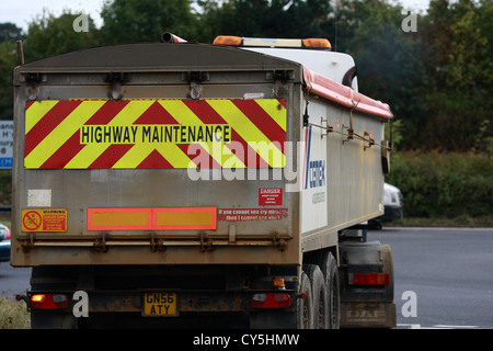 Rückansicht des Kipper Reisen entlang einer Straße in London, England Stockfoto