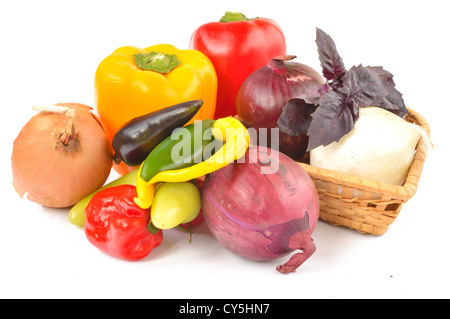 Pfeffer, Zwiebeln, Chilischoten mit einem weißen Hintergrund-Nahaufnahme Stockfoto