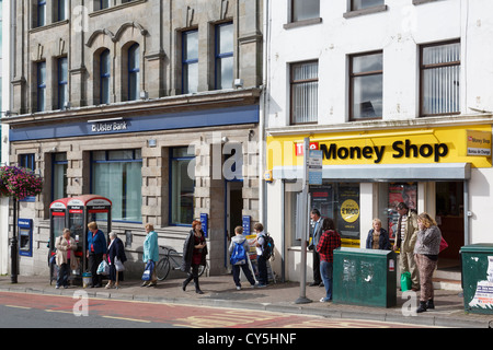 Ulster Bank-Filiale neben The Money Shop Pfandleiher in Dungannon, Marktplatz, Grafschaft Tyrone, Nordirland, Vereinigtes Königreich Stockfoto