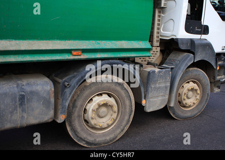 Die vorderen Räder eines LKW-LKW wie es bewegt sich entlang einer Straße in England Stockfoto