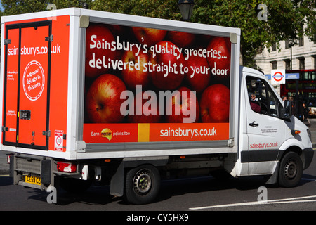 Sainsburys Hauszustellung LKW Reisen entlang einer Straße in London, England Stockfoto