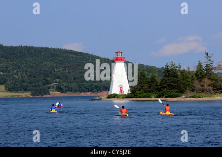 Kanada Nova Scotia Cape Breton Baddeck Bras d ' or Lake Leuchtturm mit Kajaks Stockfoto