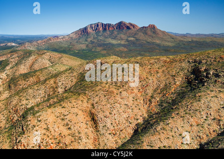 Antenne des Mount Sonder, eines der höchsten Gipfel in den MacDonnell Ranges. Stockfoto