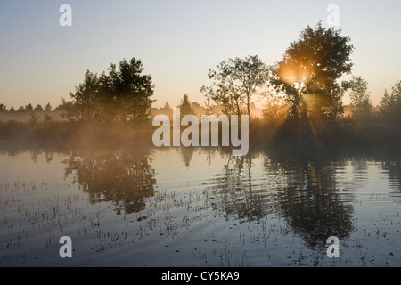 Sonnenaufgang über dem Wasser Stockfoto