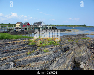 Kanada Nova Scotia Atlantic Coast Lunenburg Seeprovinzen blauen Felsen kleine Hummer Hafen Boote Felsenküste Stockfoto