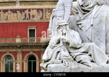 London, England, Vereinigtes Königreich. Albert Memorial - Gruppe von Statuen, Asien. Royal Albert Hall im Hintergrund Stockfoto