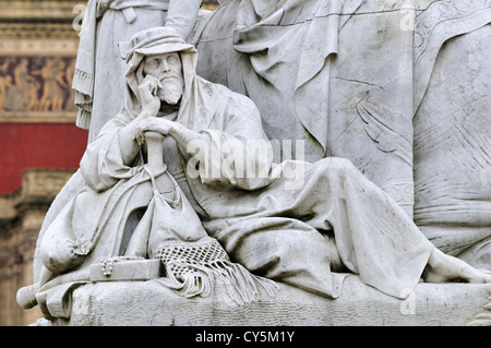 London, England, Vereinigtes Königreich. Albert Memorial - Gruppe von Statuen, Asien. Royal Albert Hall im Hintergrund Stockfoto