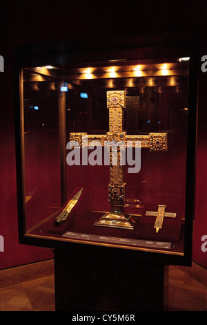 Das kaiserliche Kreuz auf dem Display in der kaiserlichen Schatzkammer, Teil der Hofburg, Wien, Österreich. Stockfoto