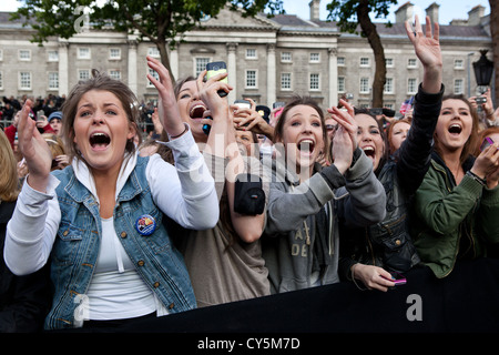 Menschen jubeln wie US-Präsident Barack Obama und First Lady Michelle Obama während einer irischen Feier am College Green 23. Mai 2011 in Dublin, Irland eingeführt werden. Stockfoto