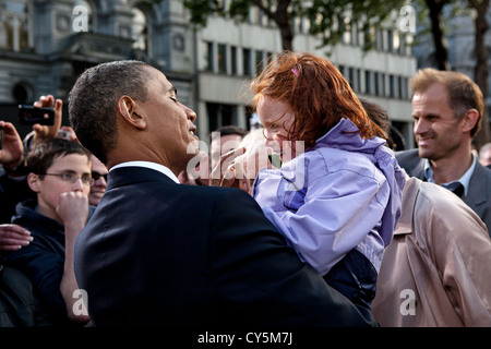 US-Präsident Barack Obama begrüßt ein kleines Mädchen, das nach seinen Ausführungen während der irischen Feier am College Green 23. Mai 2011 in Dublin, Irland. Stockfoto