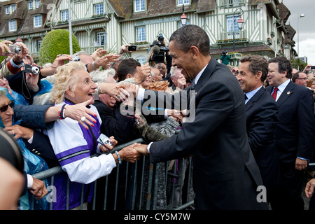 US-Präsident Barack Obama, Frankreichs Präsident Nicolas Sarkozy und EU-Kommissionspräsident JosŽ Manuel Barroso grüßen die Menschen auf der Straße vor dem Besuch des G8-Gipfels 26. Mai 2011 in Deauville, Frankreich. Stockfoto