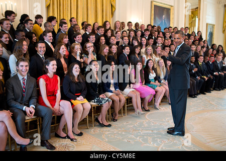 US-Präsident Barack Obama spricht mit Mitgliedern der 2012 Sommer weiße Haus Intern Klasse vor ein Gruppenfoto 7. August 2012 im East Room des weißen Hauses. Stockfoto