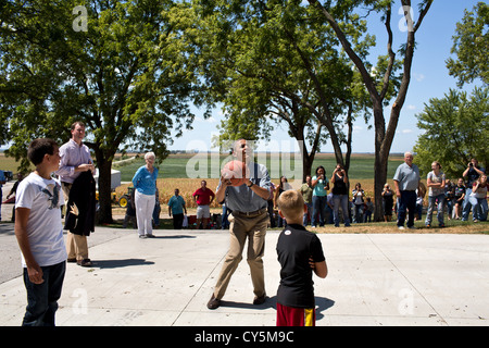 US-Präsident Barack Obama spielt Basketball auf dem Bauernhof der Familie McIntosh 13. August 2012 in Missouri Valley, Iowa. Der Präsident tourte ein Maisfeld auf der Farm, den Effekt anzusehen, die, den die Dürre auf Pflanzen hat. Stockfoto