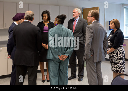 First Lady Michelle Obama spricht mit Gemeindeleiter in Oak Creek High School 23. August 2012 in Oak Creek, Wisconsin. Die First Lady besucht Oak Creek zur Unterstützung der Opfer von den Sikh-Tempel, die Dreharbeiten und die Gemeinschaft des Oak Creek. Die First Lady spricht mit von links Kulwant Singh Dhaliwal, Sekretär des Board of Trustees der Sikh-Tempel; Oak Creek Bürgermeister Steve Scaffidi; Rep Gwen Moore, D-Wisconsin, USA; Milwaukee Bürgermeister Tom Barrett; Grafschaft-Hauptleiter Chris Abele, Milwaukee County; und Tonette Walker, Gouverneur Scott Walker Frau. Stockfoto