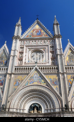 Die Westfassade des Doms von Orvieto, in Orvieto, Umbrien, Italien Stockfoto