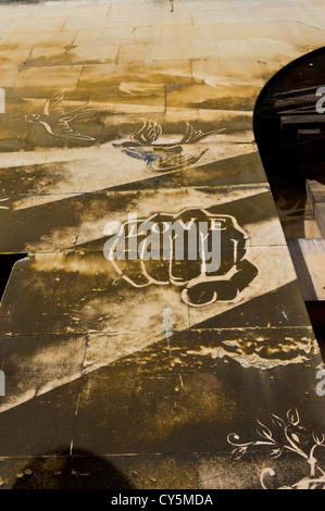 "Durchhalten für einen Helden" street-Art an den Wänden des ehemaligen Polizei Hauptbahnhof, Nelson Street, Bristol, UK. Stockfoto