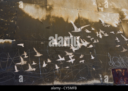 "Durchhalten für einen Helden" street-Art an den Wänden des ehemaligen Polizei Hauptbahnhof, Nelson Street, Bristol, UK. Stockfoto