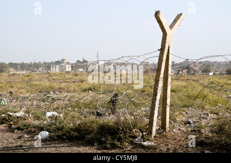 Blick auf die syrisch-kurdische Stadt al-Qamischli vom Grenzzaun auf türkischer Seite, in der Stadt Nusaybin, Anatolien, Türkei. Stockfoto