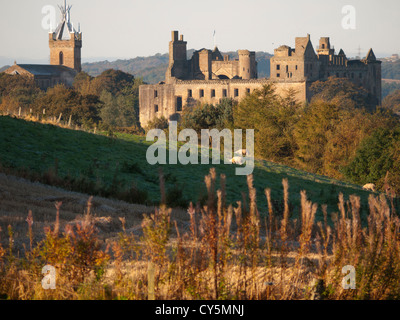 Linlithgow Palace und St Michaels Kirche, Blick aus dem Nordosten. Stockfoto