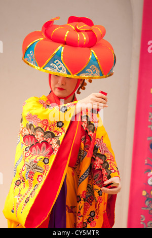 Eine Frau Tänzer in traditionellen Okinawa (Ryukyu) Kimono führt auf der Bühne Ryukyu Mura auf der größten Insel Okinawa. Stockfoto