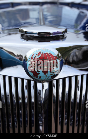 Oldtimer Triumph Auto Motorhaube-Emblem zeigt der ganzen Welt auf eine Mitte des zwanzigsten Jahrhunderts Oldtimer. Stockfoto