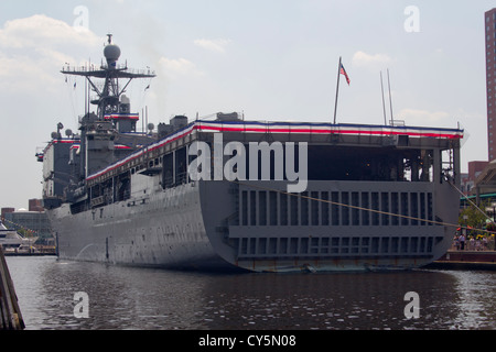 USS WHIDBEY ISLAND (LSD-41) im Baltomores inneren Hafen von Baltimore Navy Week 2010 Stockfoto