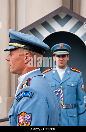 Die Presidential Palace Wachablösung am Prager Hradschin Burg Stockfoto