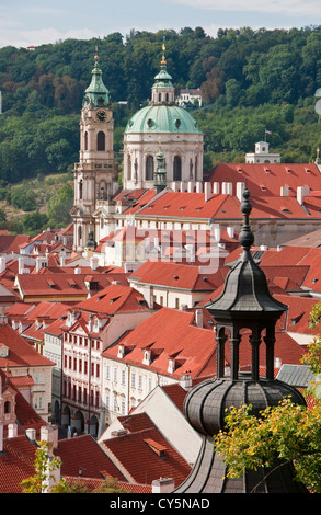 Dächer der Prager Kleinseite (Mala Strana) mit Blick auf die Kuppel der St. Nikolaus-Kathedrale Stockfoto